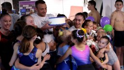 Деца, торта и цветя - трогателно посрещане на сребърната Валентина Георгиева