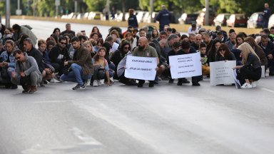 Година без Явор и Ани: Близките им се събраха на протест на кръстовището, където двамата загинаха
