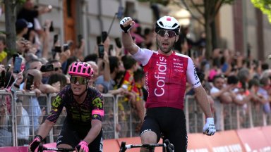 Французин спечели етапа в "Джирото" след култов финален спринт