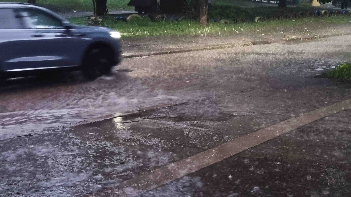 Бедствено положение в Плевен: Буря с градушка, коли започнаха да "плават" по улиците, няма ток