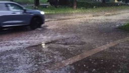 Буря с градушка удари Плевен, коли започнаха да "плават" по улиците, няма ток (снимки/видео)