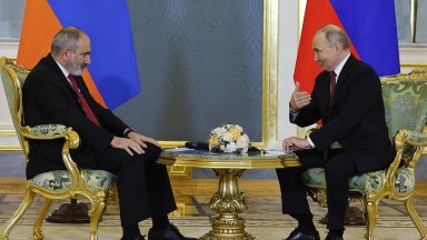 На фона на напрежението между Москва и Ереван Путин прие Пашинян в Кремъл