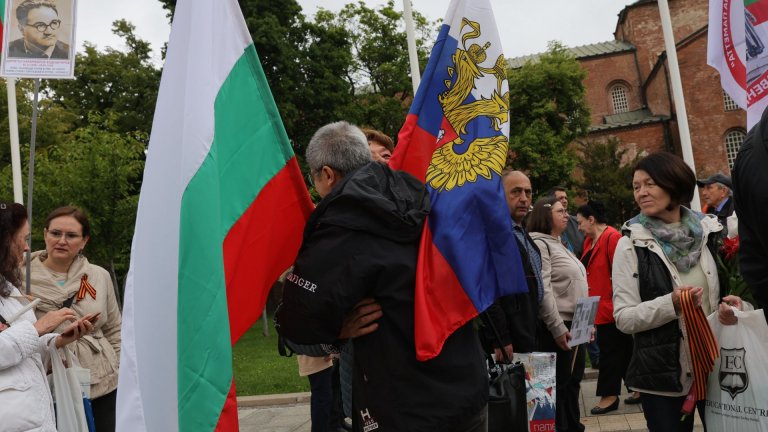 Въпреки забраната: Около 200 души се включиха в шествието на Безсмъртния полк в София (снимки)