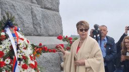 Посрещнаха Митрофанова на паметника на Альоша в Пловдив с песента "Свещенная война" (видео)