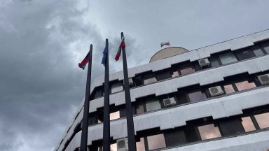 Кметът на Дупница окачи руското знаме пред общината, кандидат-депутат го свали 2 пъти