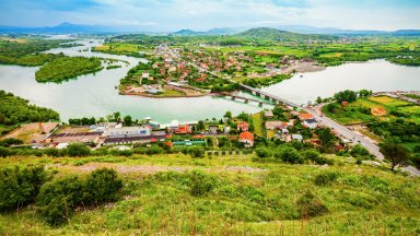 Алма Арази и трите ѝ деца две момиченца на