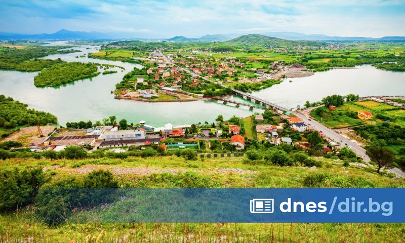 Алма Арази и трите ѝ деца - две момиченца на