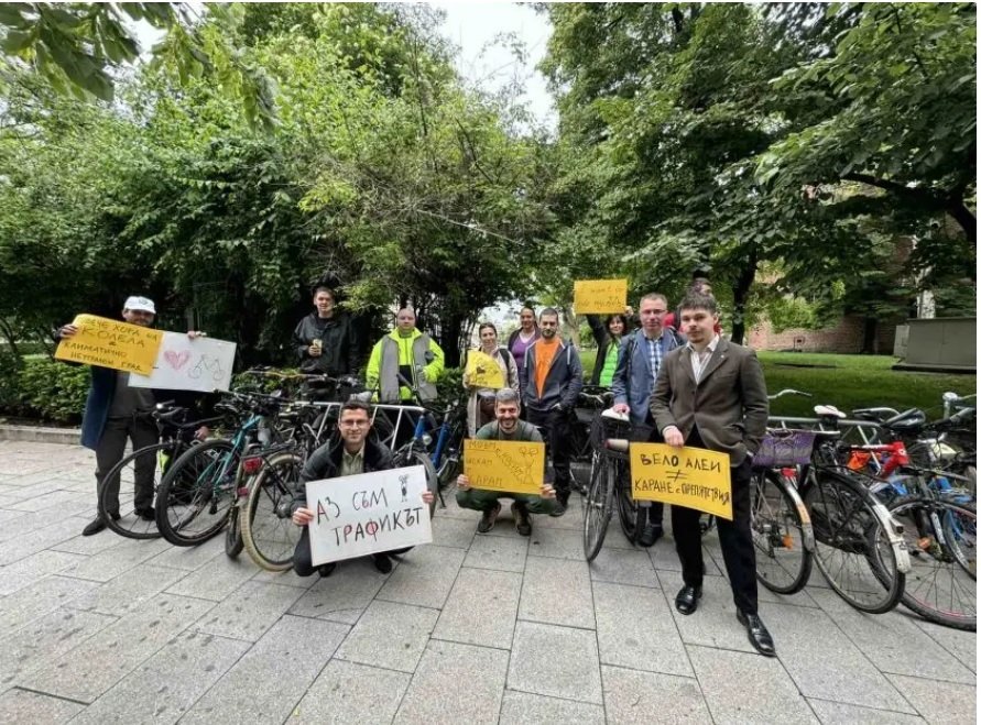 Велосипедисти се събраха пред Столична община в знак на подкрепа на новите велоалеи в центъра на София