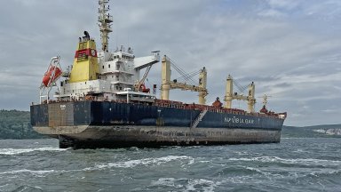 Освободеният от пиратски плен кораб "Руен" вече е във Варна