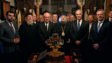 Служебният министър председател лично пое управлението на катера с който българската делегация