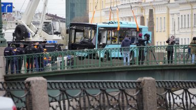 В Санкт Петербурге пассажирский автобус свалился с моста в речку Мойка Внутри
