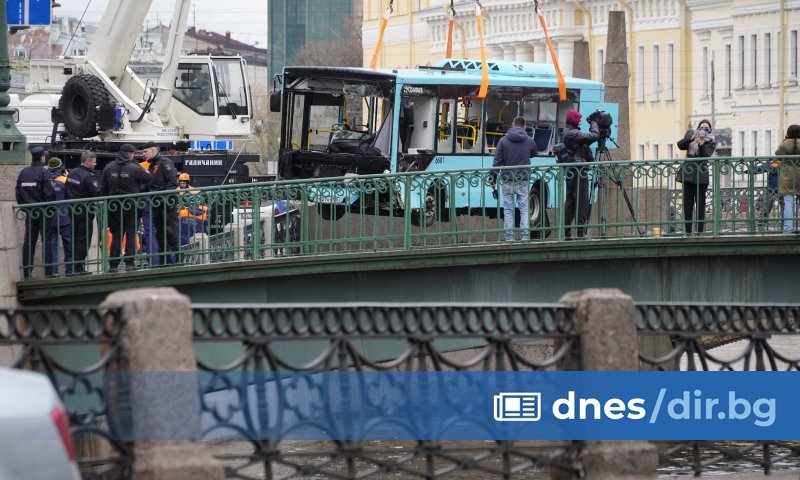 В Санкт-Петербурге пассажирский автобус свалился с моста в речку Мойка.Внутри