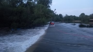 Пожарникари спасиха две момчета от пълноводна река в Плевенско