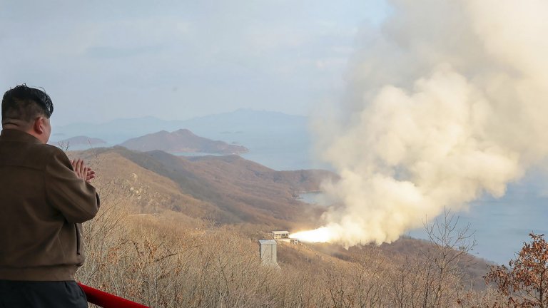 Ким Чен-ун инспектира артилерийска оръжейна система и присъства на пробна стрелба