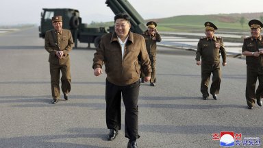 Ким Чен-ун инспектира артилерийска оръжейна система и присъства на пробна стрелба