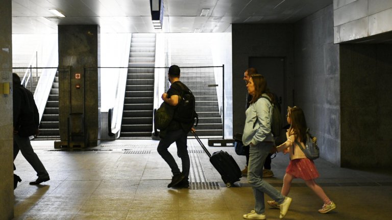 Големи закъснения на влаковете оставиха пътници да чакат на гарите с часове и в събота