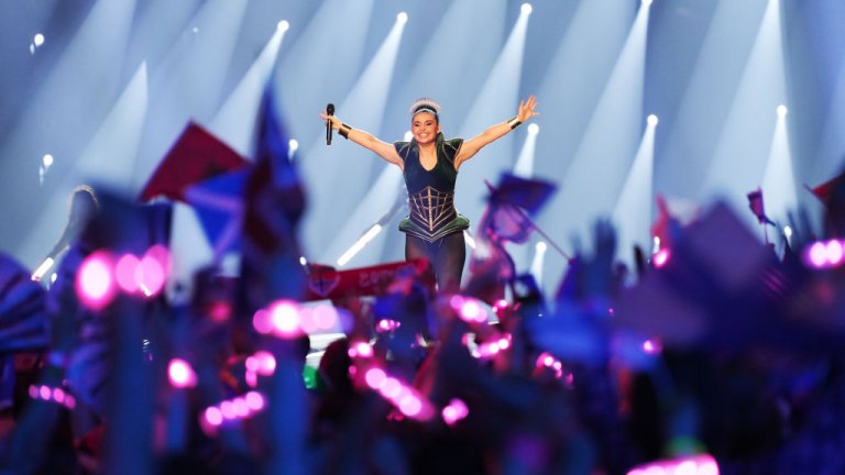 Нов скандал в "Евровизия" преди финала: Норвежката водеща се оттегли, протести в Малмьо