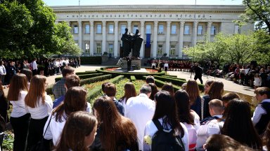 Тържествената церемония започна с Химна на Република България и изпълнения