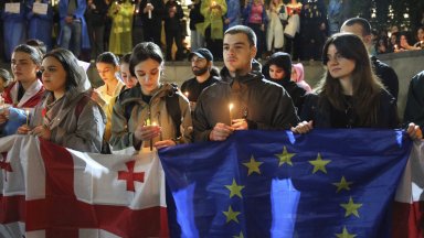 Множеството събрало се на площад Европа развяваше знамената на Грузия