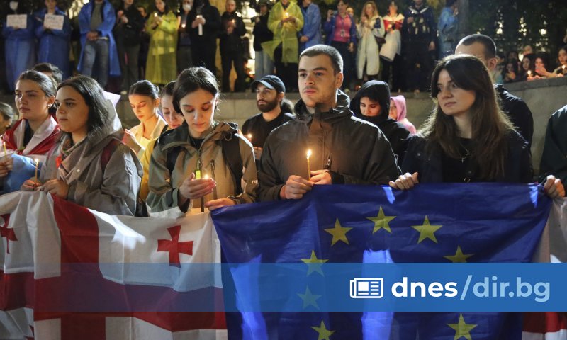 Множеството, събрало се на площад Европа, развяваше знамената на Грузия