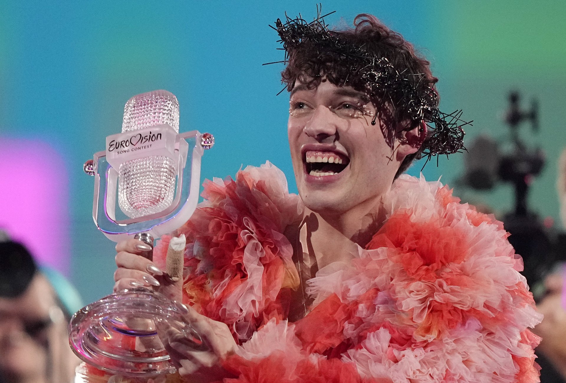 Немо спечели конкурса с "изключително лична песен" за това, че е небинарен човек 