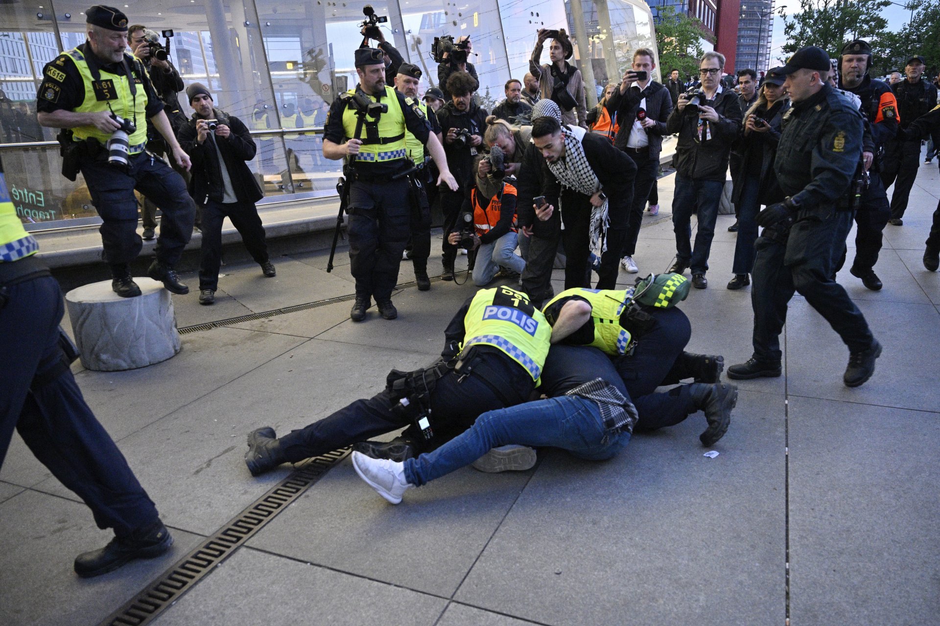 Шведски полицаи арестуват днес демонстрант по време на протест в Малмьо срещу участието на Израел в "Евровизия"