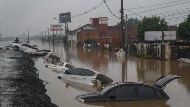 Бурите и наводненията връхлетели най южния бразилски щат доведоха до