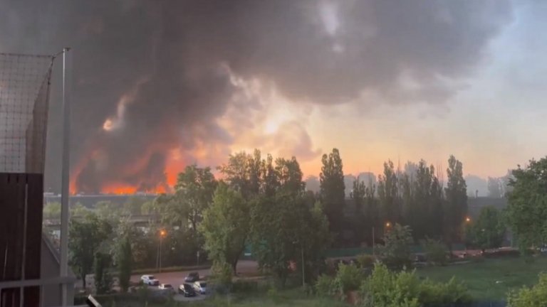 Огромен пожар погълна мол с 1400 магазина във Варшава (видео)