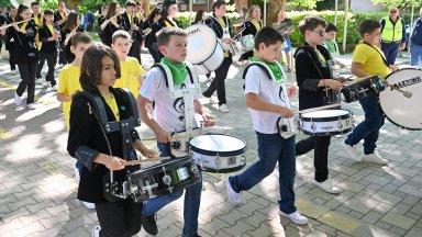 В тазгодишното издание на прегледа което е 15 о поред участват