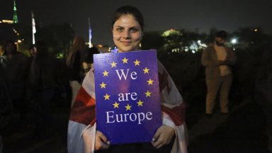 Десетки хиляди хора в бившата съветска република излязоха на демонстрации