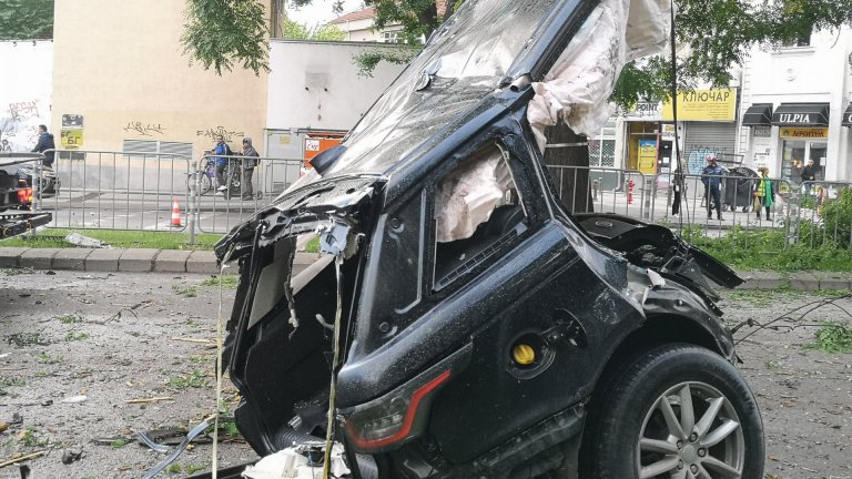 Джип се разцепи на две при тежък удар в Пловдив, загинаха момиче и момче на 20 и 21 г. (снимки)