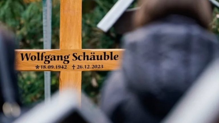Оскверниха гроба на бившия финансов министър на Германия Волфганг Шойбле (видео)