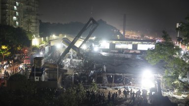 Снимка AP БТА Смята се че десетки души са попаднали под