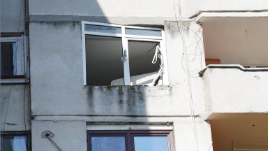 Снимка Булфото В момента на място пред блока има полиция Все