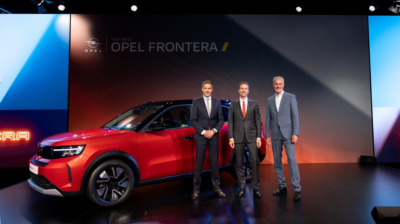 Главният изпълнителен директор на Opel Флориан Хютл (в средата) представя новия Opel Frontera със старши вицепрезидент „Продукти и цени“ Тобиас А. Губиц (вляво) и вицепрезидент по дизайна Марк Адамс