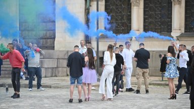 14-годишен препи на абитуриентски бал и стигна до "Пирогов", празнуваха с димки пред "Ал. Невски"