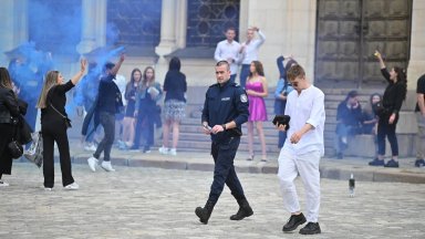 14-годишен е в "Пирогов" след препиване на бал, полиция хвана абитуриенти с димки (снимки/видео)