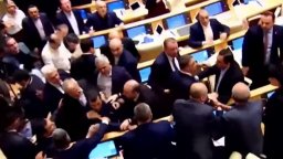 Пореден бой в грузинския парламент заради закона за "чуждестранно влияние" (видео)
