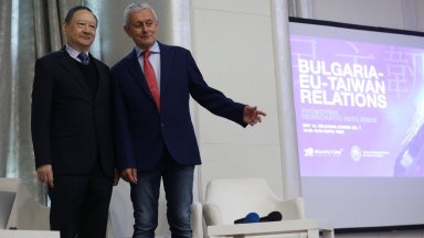 В същото време България не признава Тайпе и не поддържа