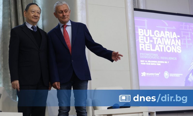 В същото време България не признава Тайпе и не поддържа