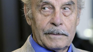 Фрицъл който вече е променил името си държал дъщеря си