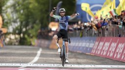 Французин ликува в полупланинския етап от Джирото, Погачар остава лидер