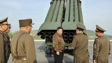 Ким Чен-ун инспектира нови тактически ракетни системи (снимки)