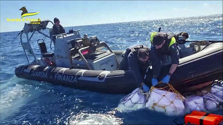 Италия залови наркодилъри, тествали подводница с дистанционно управление с цел контрабанда