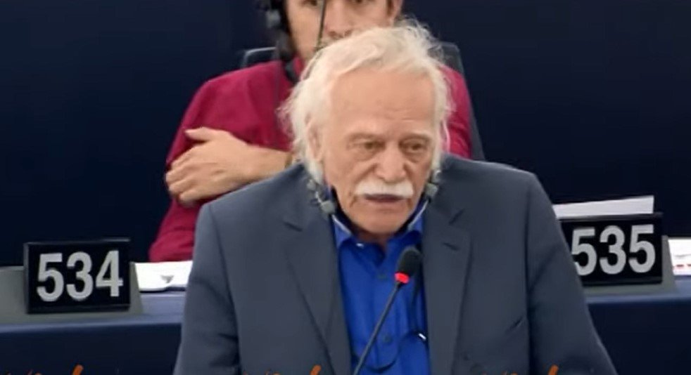 Манолис Глезос, превърнал се в икона на гръцката съпротива, е бил най-възрастният евродепутат - на 82 г.