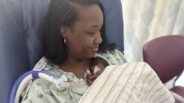 Спасиха бебе, родило се 482 грама в Чикаго (снимки)