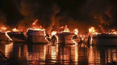 Пожар в хърватското пристанище Медулин изпепели 30 яхти (видео)