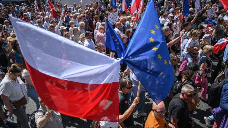 Евровотът в Полша: Бивши министри и експремиер "теглят" листите