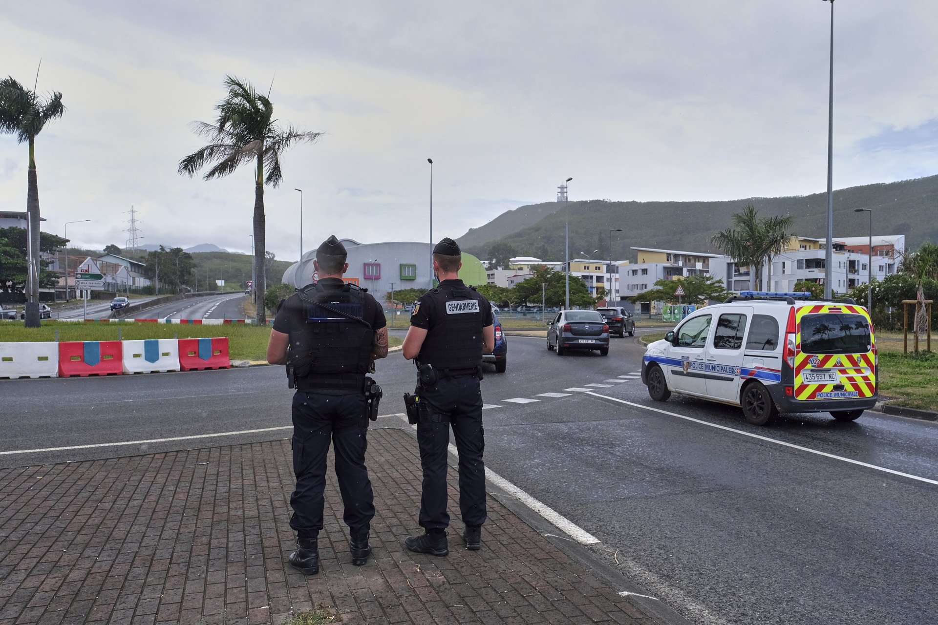 Полицаи охраняват реда в Нова Каледония след нощ на безредици