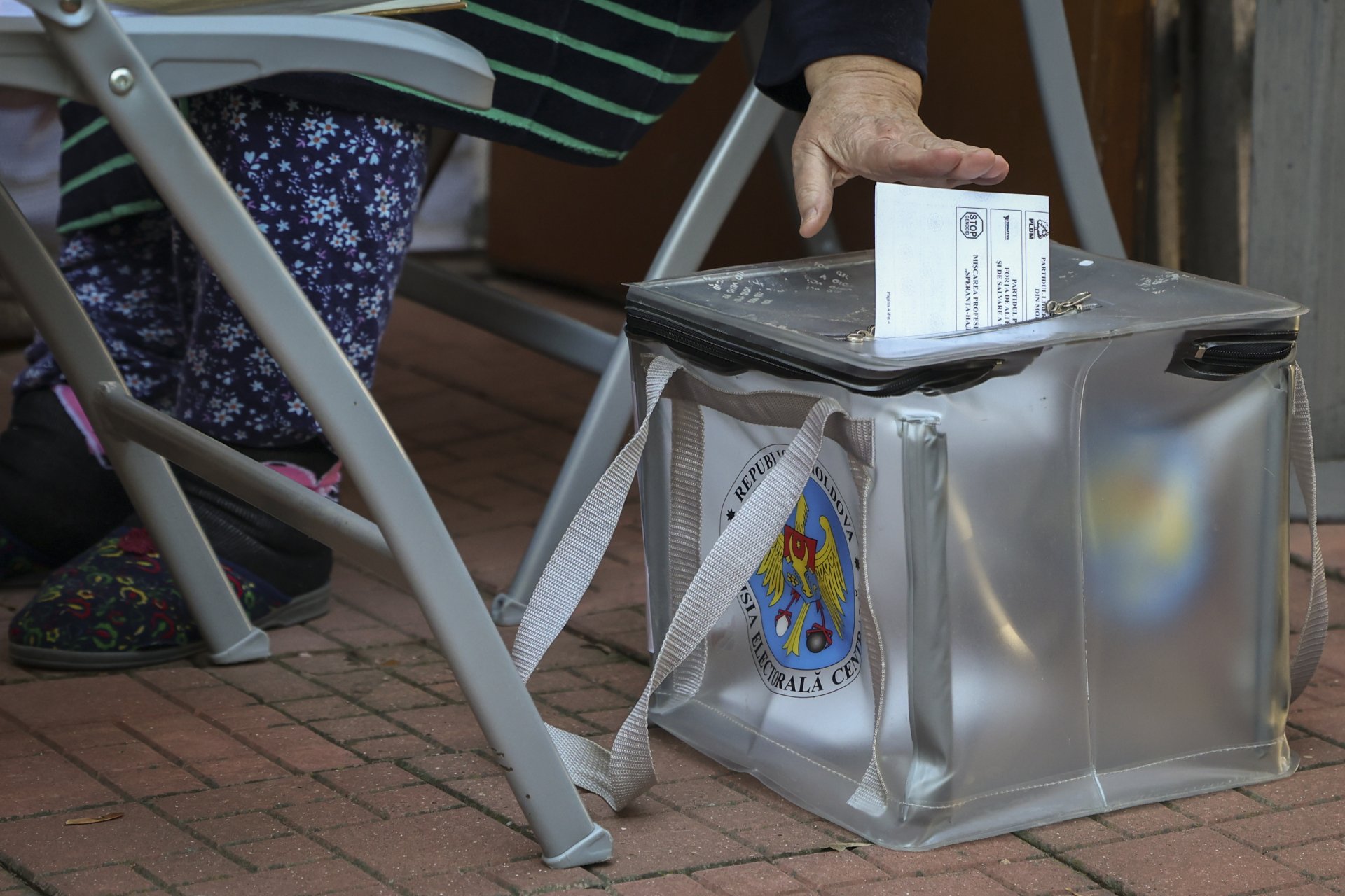 Жена пуска бюлетина на местните избори в Молдова през ноември миналата година